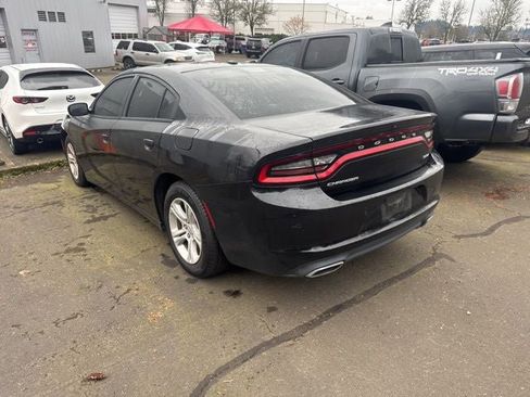 Used 2018 Dodge Charger SXT image 2