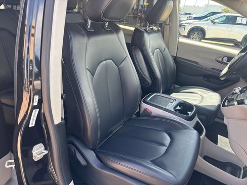 Used 2023 Chrysler Pacifica Touring-L FWD image 39