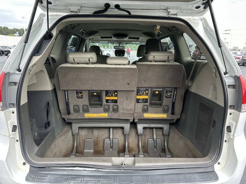 Used 2012 Toyota Sienna XLE FWD image 11