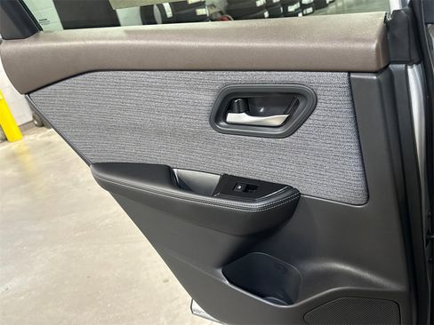 Used 2023 Nissan Rogue SV image 11