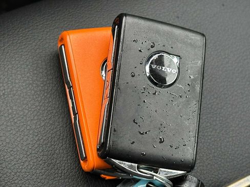 Used 2025 Volvo XC40 B5 Ultra w/ Climate Package image 34