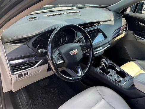 Used 2021 Cadillac XT4 Luxury w/ Cold Weather Package image 17