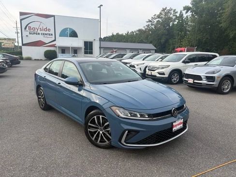 Used 2025 Volkswagen Jetta SE FWD image 2