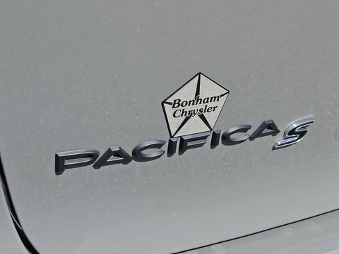 Used 2025 Chrysler Pacifica Limited FWD image 8