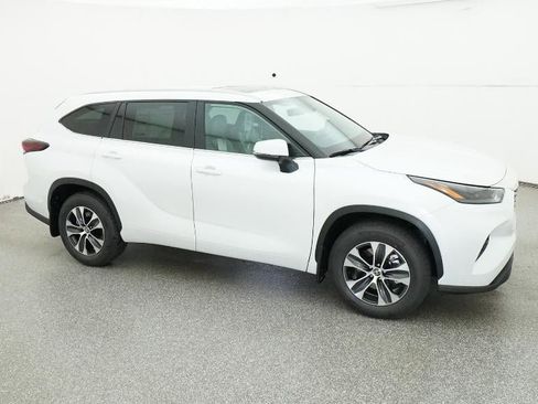New 2026 Toyota Highlander XLE image 12