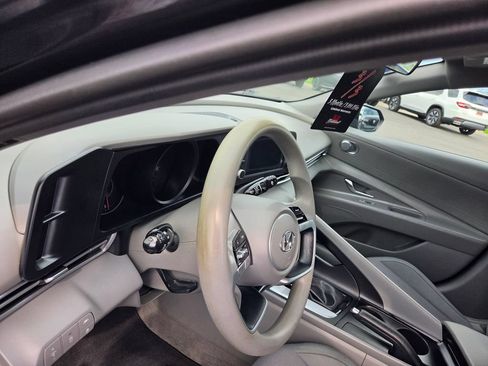 Used 2021 Hyundai Elantra SE FWD image 16