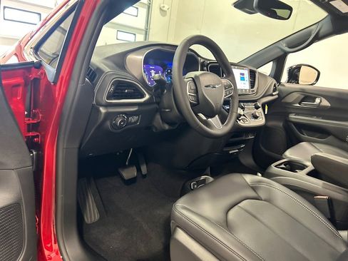 New 2026 Chrysler Pacifica Select AWD/4WD image 17