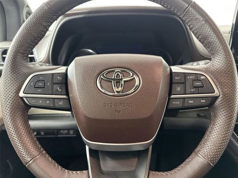 Certified 2022 Toyota Sienna Platinum image 17