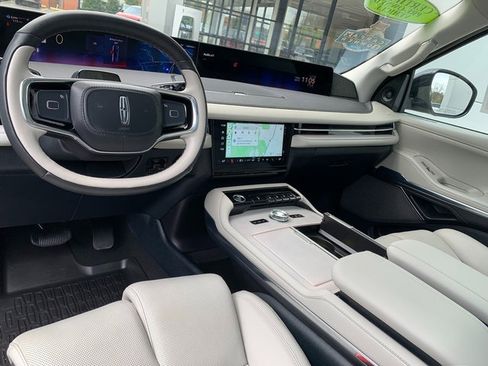 Certified 2025 Lincoln Navigator Reserve AWD/4WD image 19