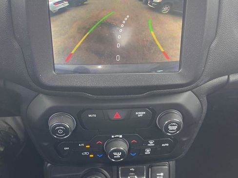 Used 2018 Jeep Renegade Altitude w/ UConnect 8.4 Nav Group image 20