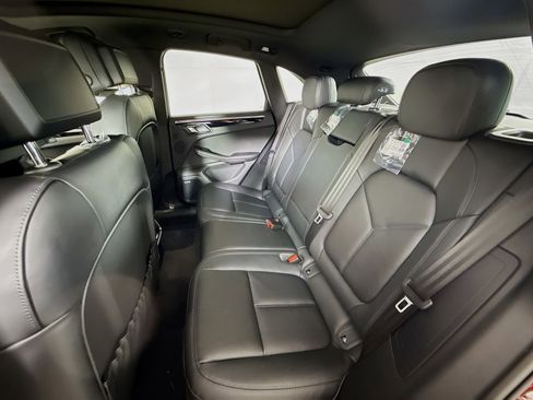 Certified 2025 Porsche Macan image 16