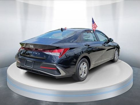 Certified 2025 Hyundai Elantra SE FWD image 4
