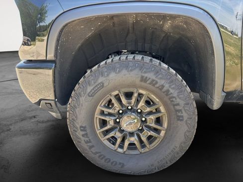 Used 2024 Chevrolet Silverado 2500 ZR2 w/ Technology Package AWD/4WD image 25