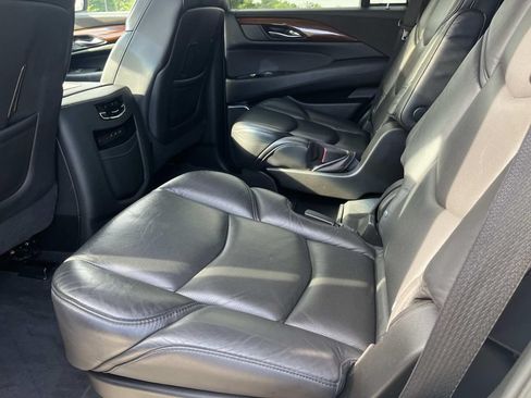 Used 2020 Cadillac Escalade Luxury AWD/4WD image 22