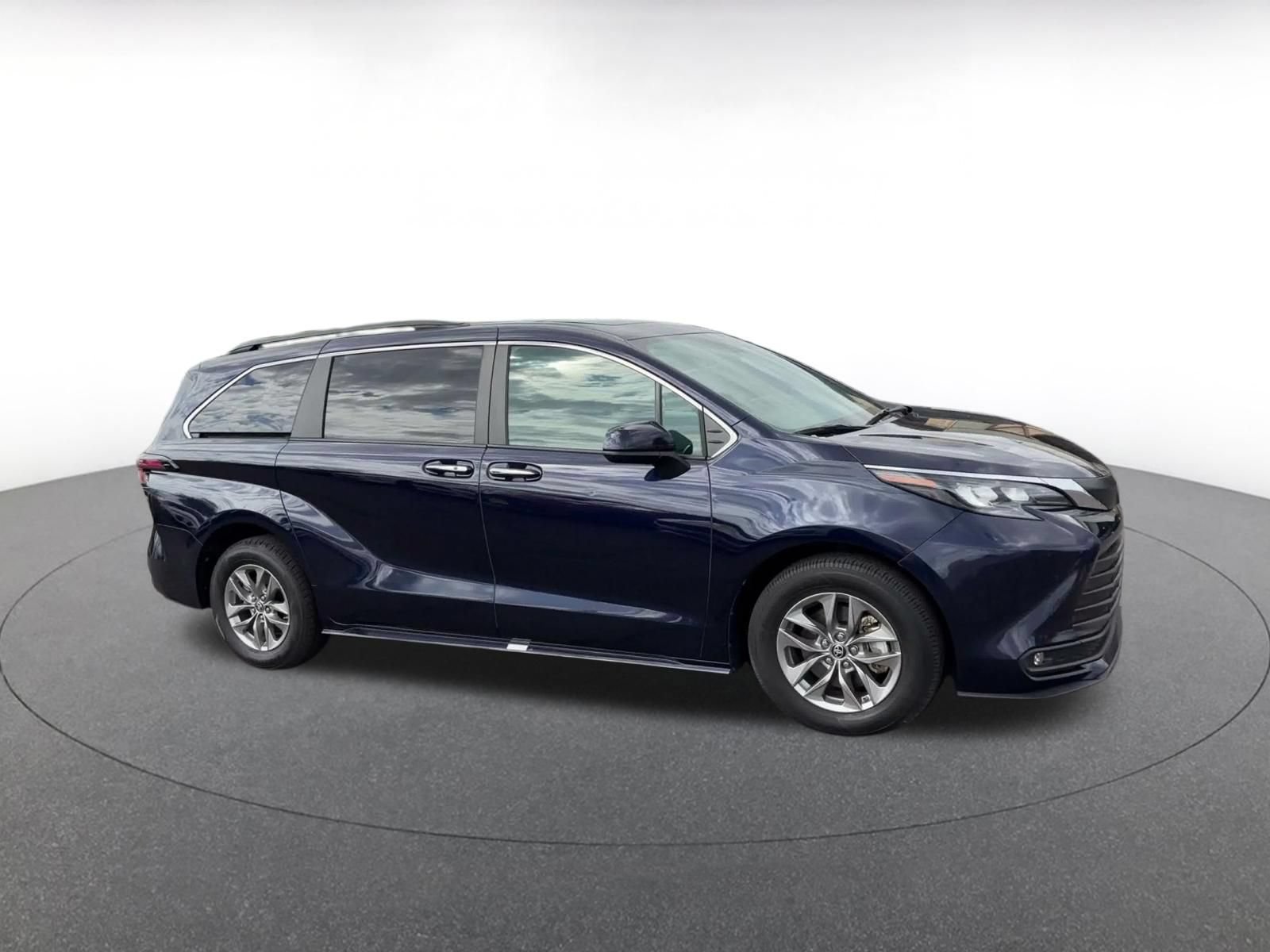 Used 2025 Toyota Sienna XLE FWD image 2