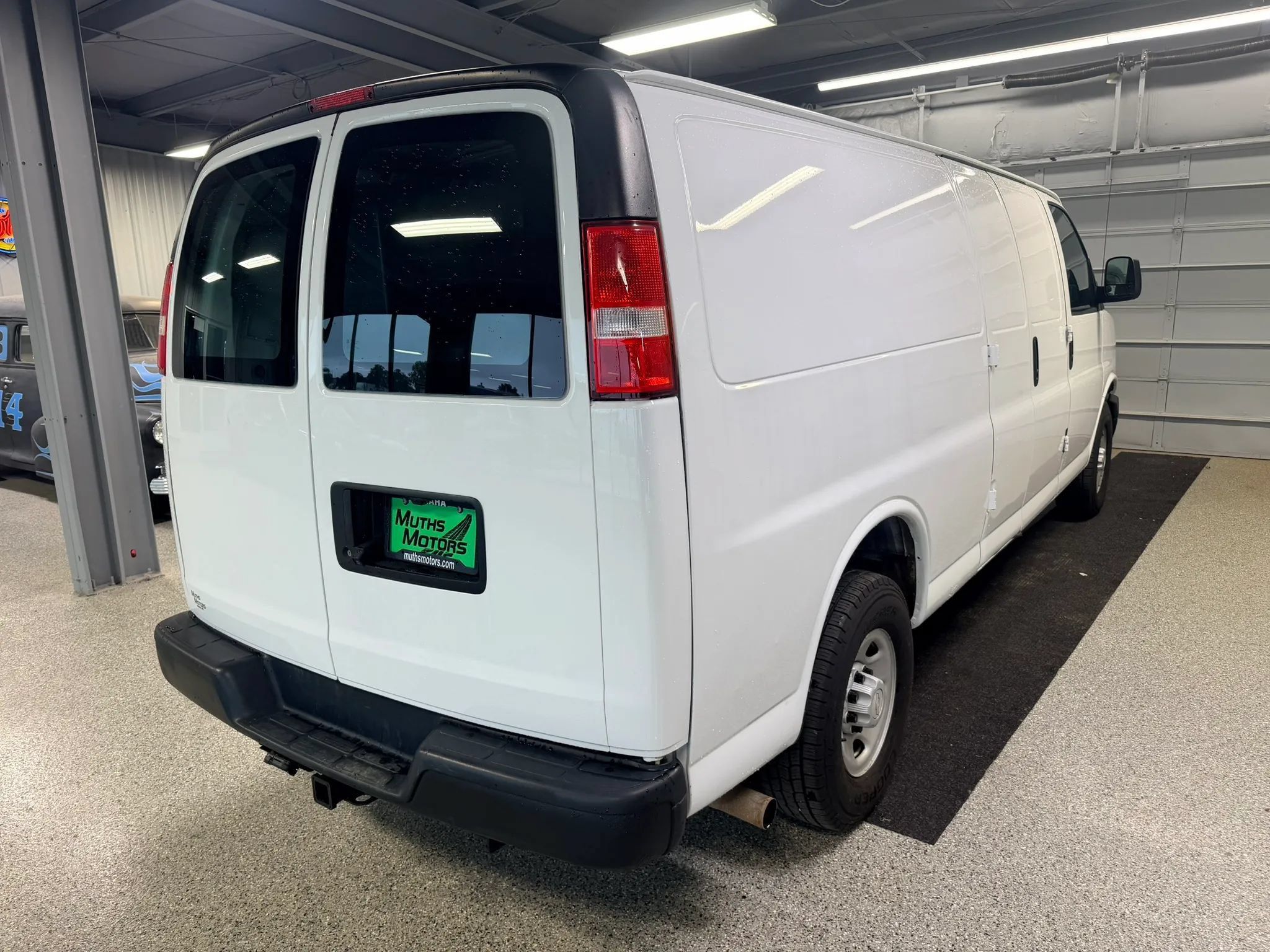 Used 2018 Chevrolet Express 3500 Extended w/ Driver Convenience Package RWD image 3
