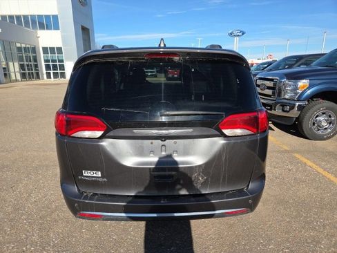 Used 2017 Chrysler Pacifica Touring-L image 4