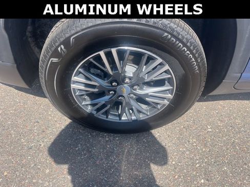 Used 2025 Chevrolet Traverse LT image 7