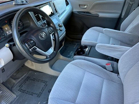 Used 2015 Toyota Sienna LE image 11