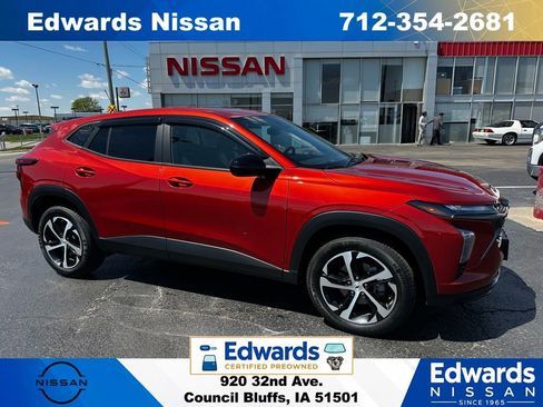 Used 2024 Chevrolet Trax RS w/ Sunroof Package FWD image 1
