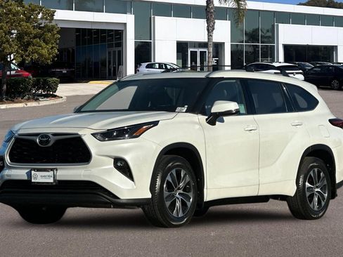 Used 2022 Toyota Highlander XLE FWD image 7