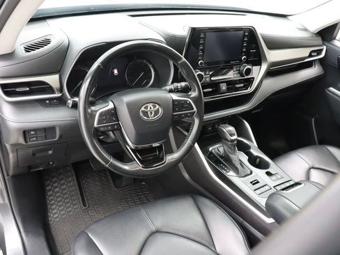 Used 2021 Toyota Highlander XLE AWD/4WD image 12