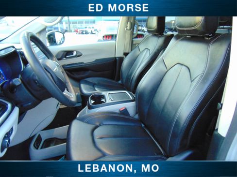 Used 2024 Chrysler Pacifica Touring-L image 10