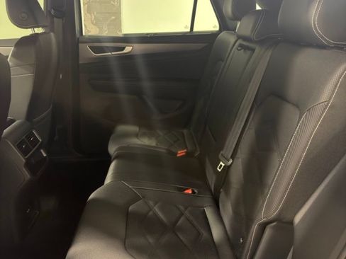 Used 2025 Volkswagen Atlas Cross Sport SE FWD image 5