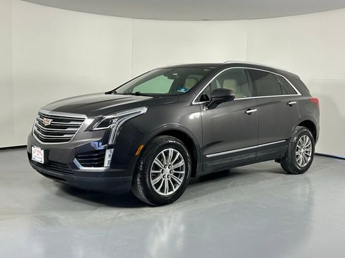 Used 2018 Cadillac XT5 Luxury w/ Driver Awareness Package image 3
