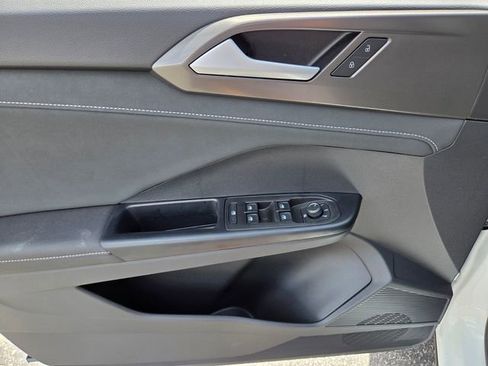 New 2026 Volkswagen Taos SE FWD image 10