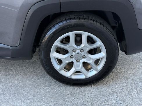 Used 2017 Jeep Renegade Latitude w/ Popular Equipment Group FWD image 8