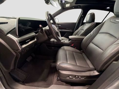 Used 2024 Cadillac XT4 Luxury w/ Cold Weather Package FWD image 18