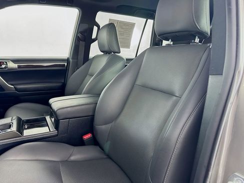 Used 2022 Lexus GX 460 w/ Accessory Package image 31
