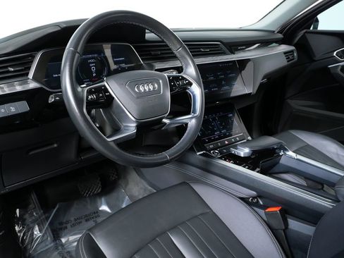 Used 2023 Audi e-tron Premium image 4