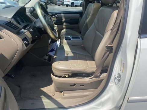 Used 2012 Volkswagen Routan SEL FWD image 11