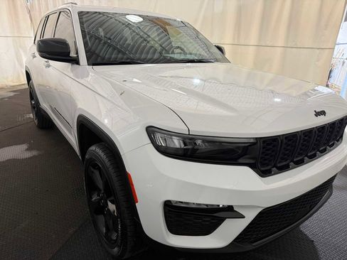 Used 2023 Jeep Grand Cherokee Limited w/ Black Appearance Package image 10