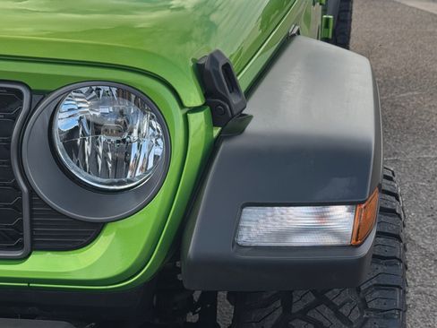 Certified 2025 Jeep Gladiator Sport image 9