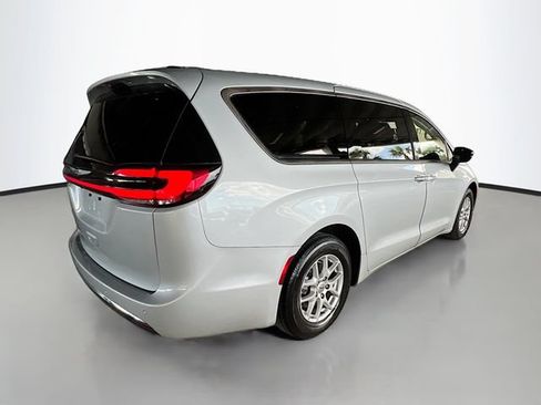 Used 2024 Chrysler Pacifica Touring-L FWD image 8