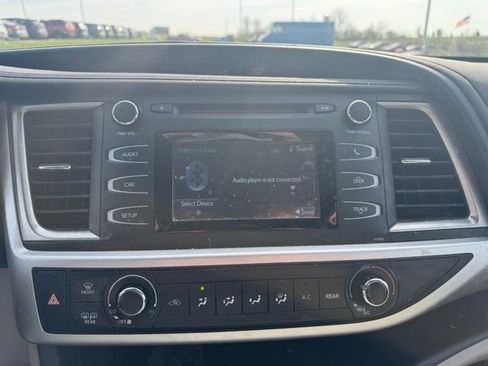Used 2017 Toyota Highlander LE image 12