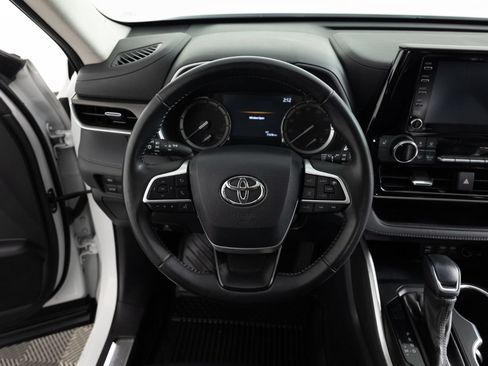 Used 2022 Toyota Highlander XLE FWD image 32