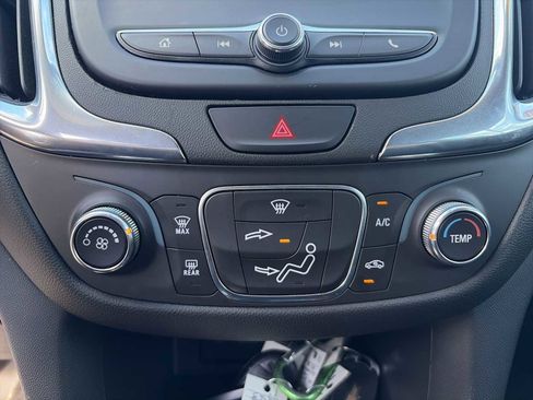 Used 2019 Chevrolet Equinox LT FWD image 16