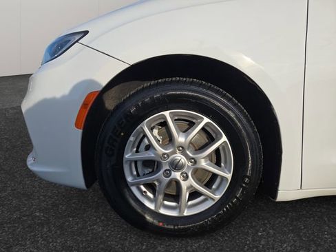 Used 2024 Chrysler Pacifica Touring-L image 4