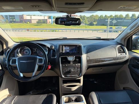 Used 2012 Chrysler Town & Country Touring w/ Entertainment Group #1 FWD image 3