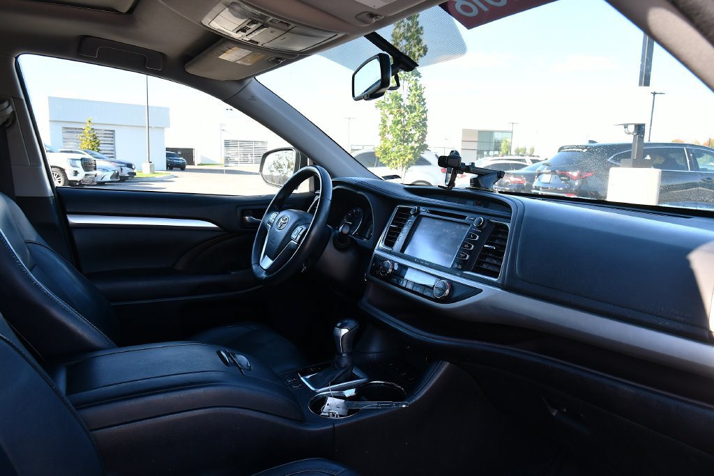 Used 2016 Toyota Highlander XLE AWD/4WD image 23