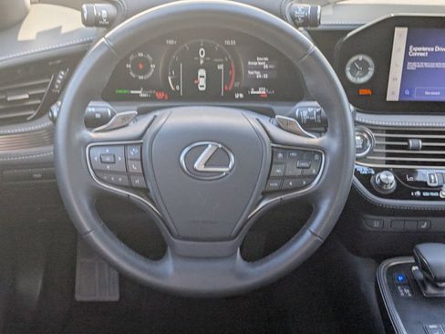 Used 2025 Lexus LS 500 w/ Accessory Package (Z1) RWD image 17