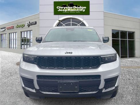 Used 2023 Jeep Grand Cherokee L Laredo AWD/4WD image 2