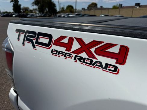 Used 2022 Toyota Tacoma TRD Off-Road w/ Technology Package AWD/4WD image 10
