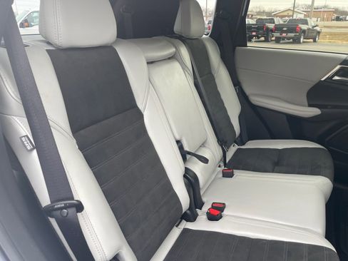 Used 2025 Mitsubishi Outlander SE image 14