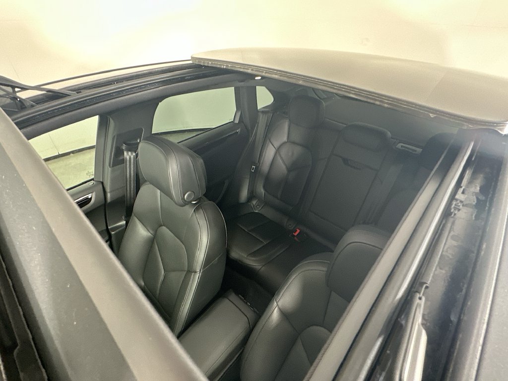 Certified 2025 Porsche Macan AWD/4WD image 14