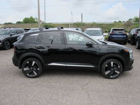 New 2026 Nissan Kicks SR w/ Cold Weather Package FWD image 2